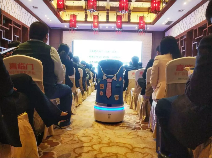 “潤”在大會現場提供送物服務